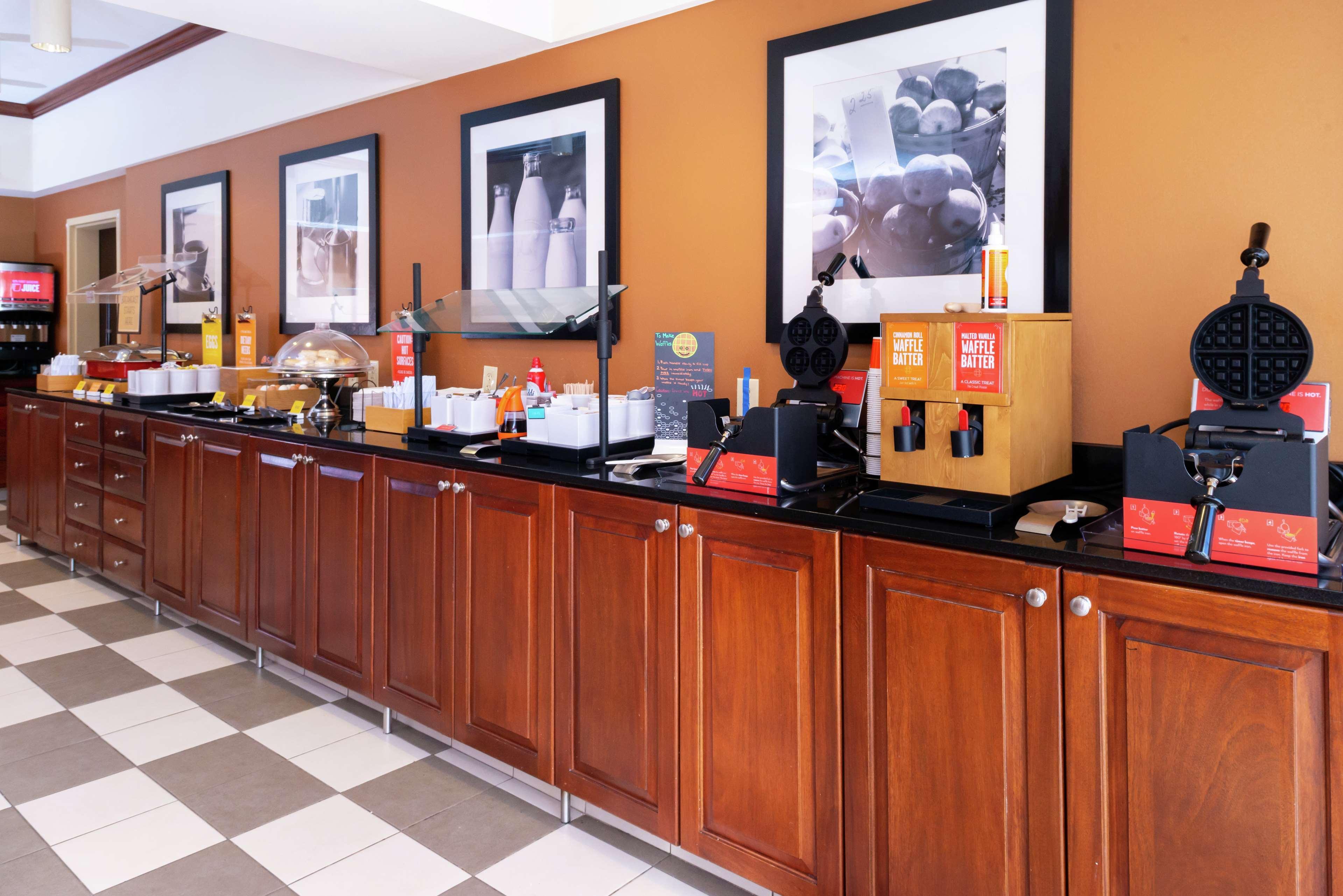 Hampton Inn Greensboro Airport Exterior foto