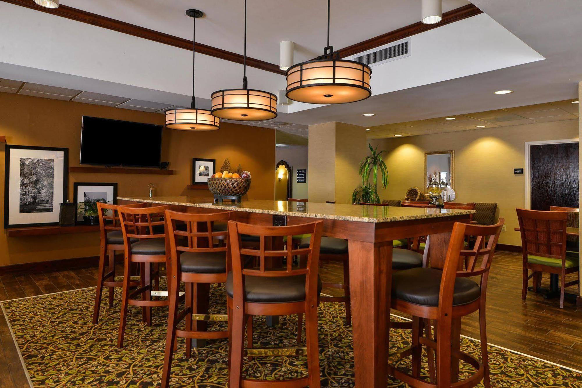 Hampton Inn Greensboro Airport Exterior foto